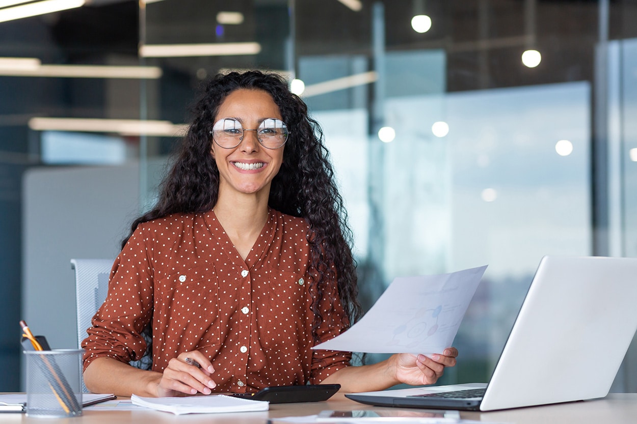 Ein CHRO (Chief Human Resources Officer, ist für die HR-Strategie seines Unternehmens verantwortlich und erfüllt damit über die Personalabteilung hinaus eine wichtige strategische Funktion.
