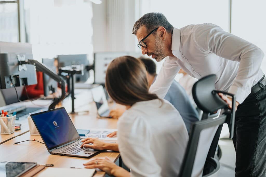 Arbeitsproduktivität misst, wie effektiv Mitarbeiter die eingesetzte Arbeitszeit in konkrete Ergebnisse umsetzen.