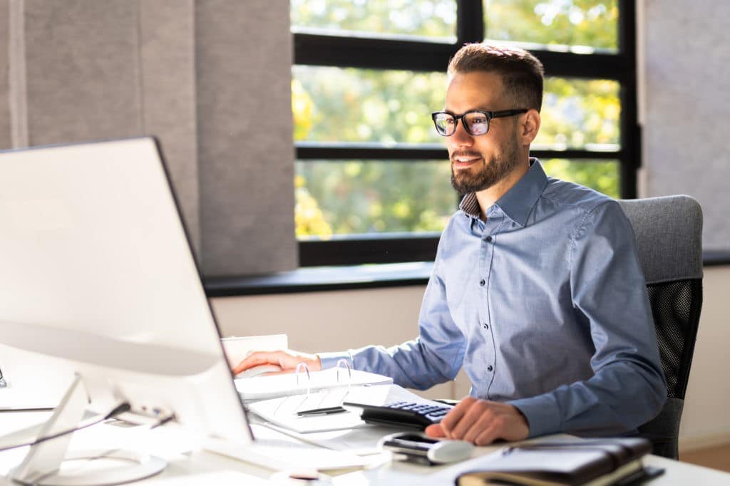 HR-Mitarbeiter digitalisiert Papierakten und überführt sie in die digitale Personalakte