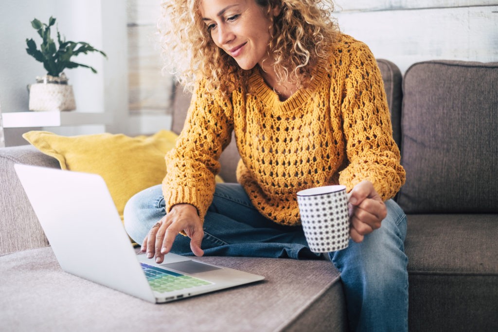 Frau arbeitet im Homeoffice mit dem Laptop