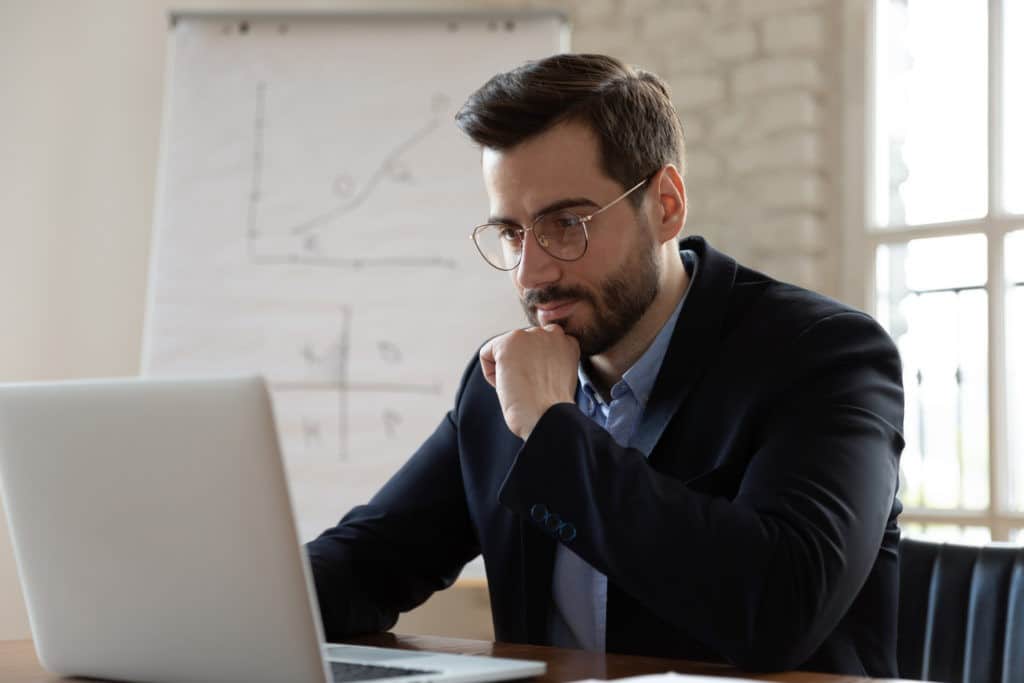 Mann analysiert HR Kennzahlen am Desktop Mann analysiert HR Kennzahlen am Desktop