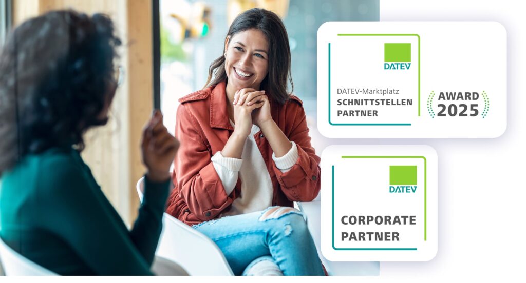 Frauen unterhalten sich über HR Software mit DATEV Partnerschaft im Büro