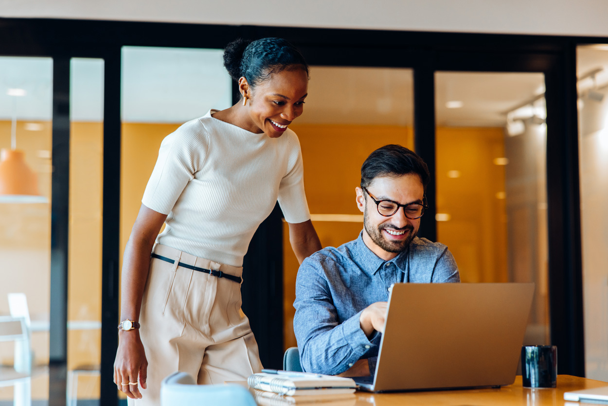 Mitarbeitermotivation bedeutet, dass Beschäftigte Lust haben, ihre Arbeit gut zu machen und sich mit ihren Aufgaben und dem Unternehmen identifizieren