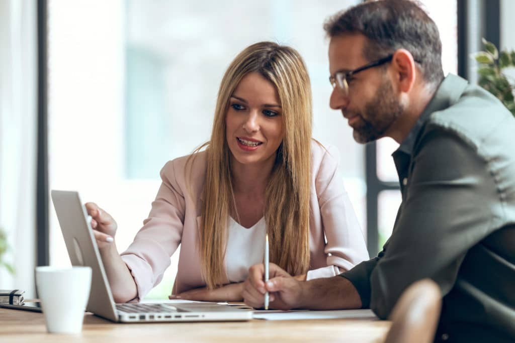 Zwei HR-Manager arbeiten mit People Analytics in HR