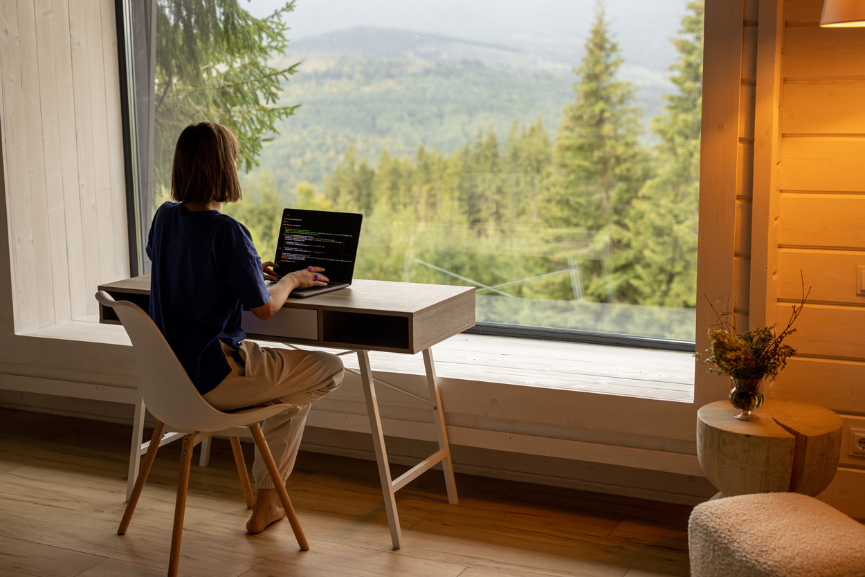 „Quiet Vacationing“, was auf Deutsch so viel wie „stilles Urlaub machen“ bedeutet, ist ein noch relativ junger Trendbegriff. Er beschreibt eine Praxis, in der Angestellte heimlich Urlaub nehmen, ohne es offiziell im Unternehmen oder bei ihren Vorgesetzten zu melden.